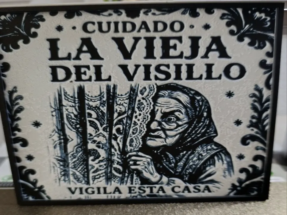 la vieja del visillo