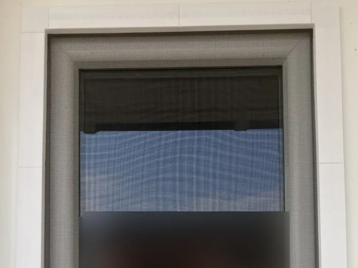 Fliegengitterrahmen für ein kleineres Fenster