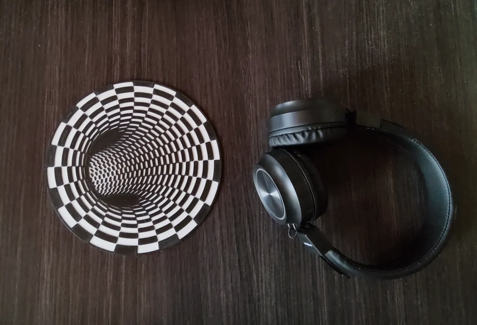 black hole illusion optic plate coaster