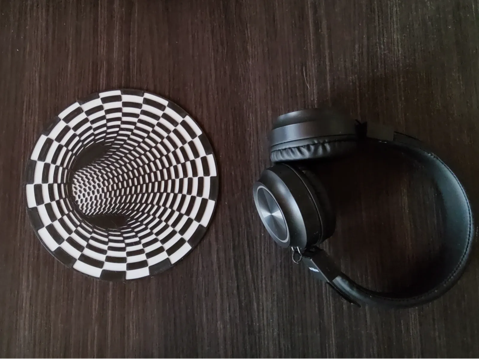 black hole illusion optic plate coaster