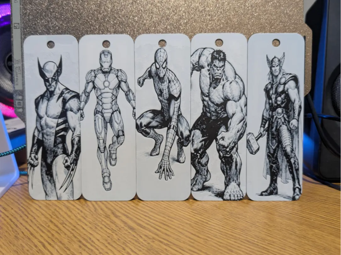 Set of 5 marvel bookmarks - 2 colours