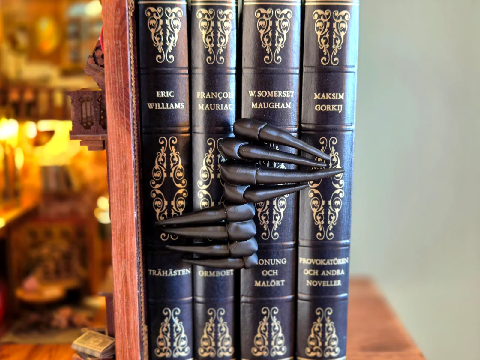 Claw Spine Hugger Bookshelf Insert Decor