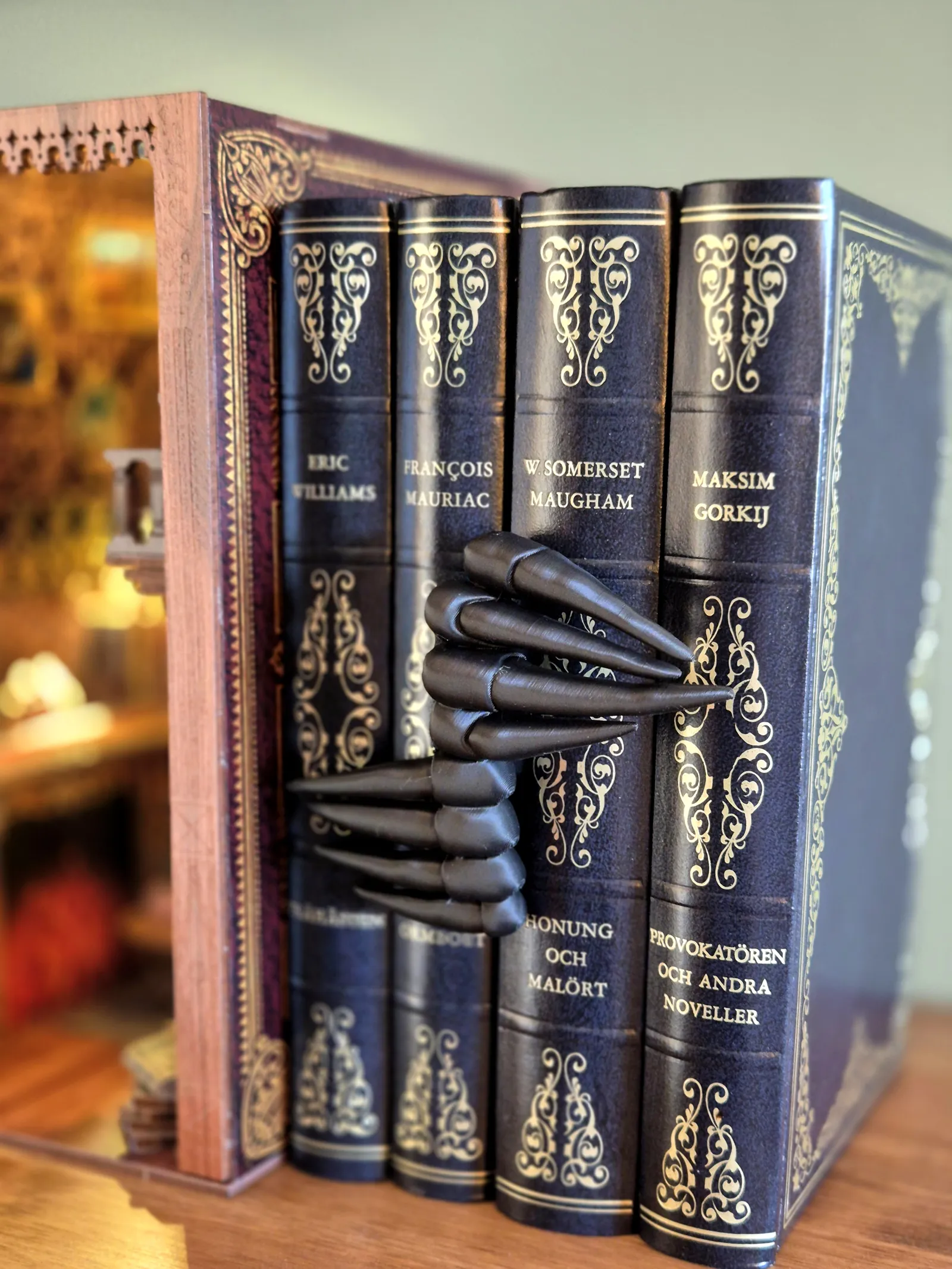 Claw Spine Hugger Bookshelf Insert Decor