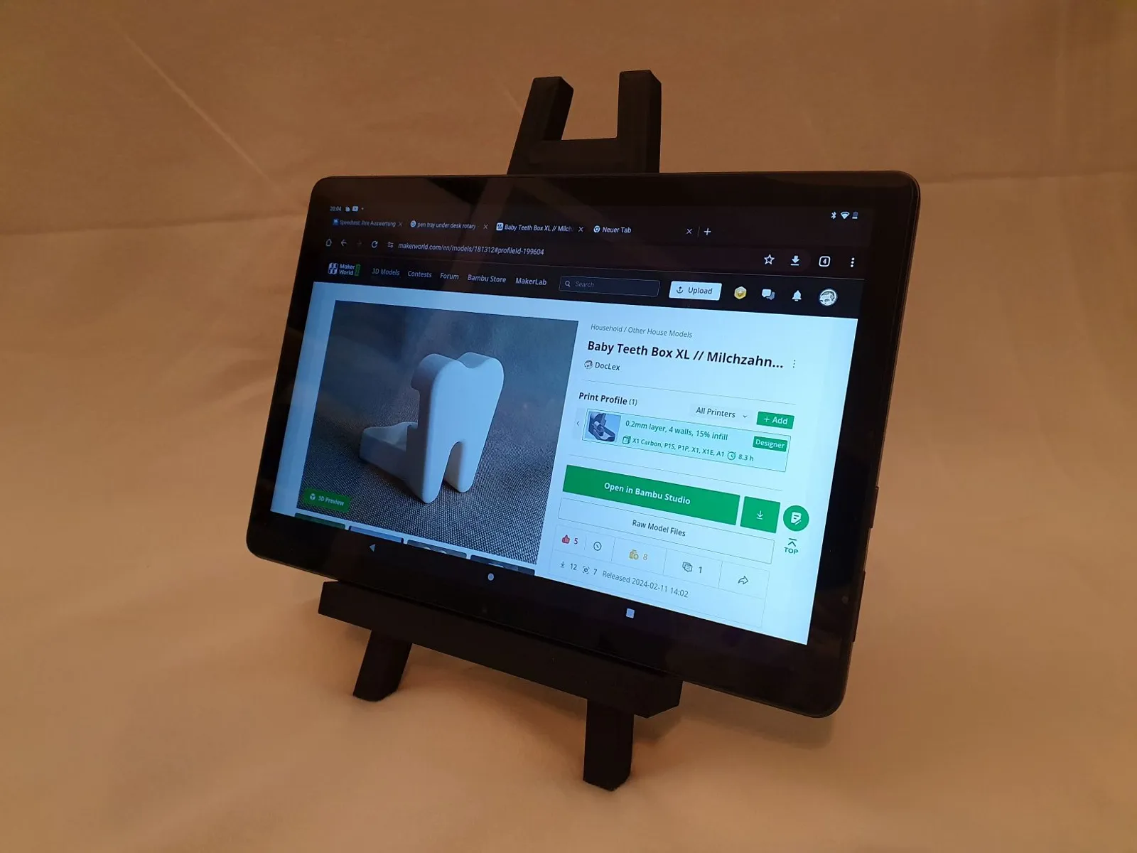 Easel for tablets, photos or HueForge