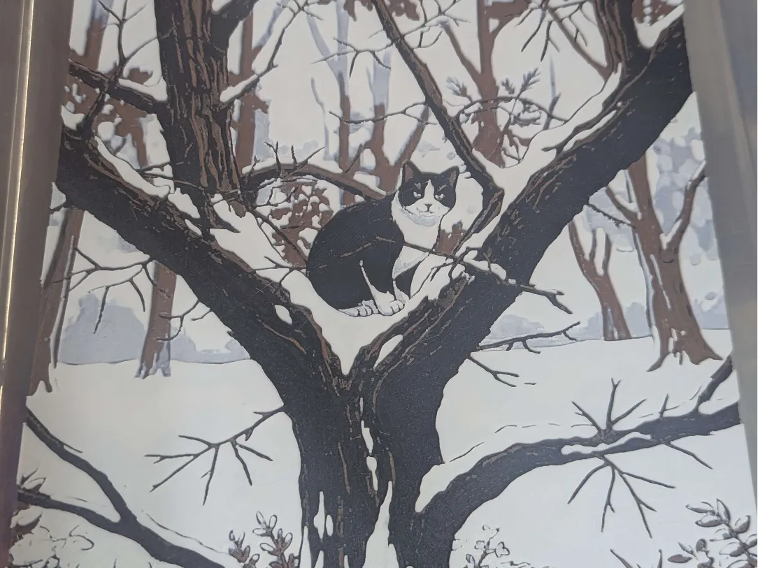 hueforge chat dans une arbre enneigé