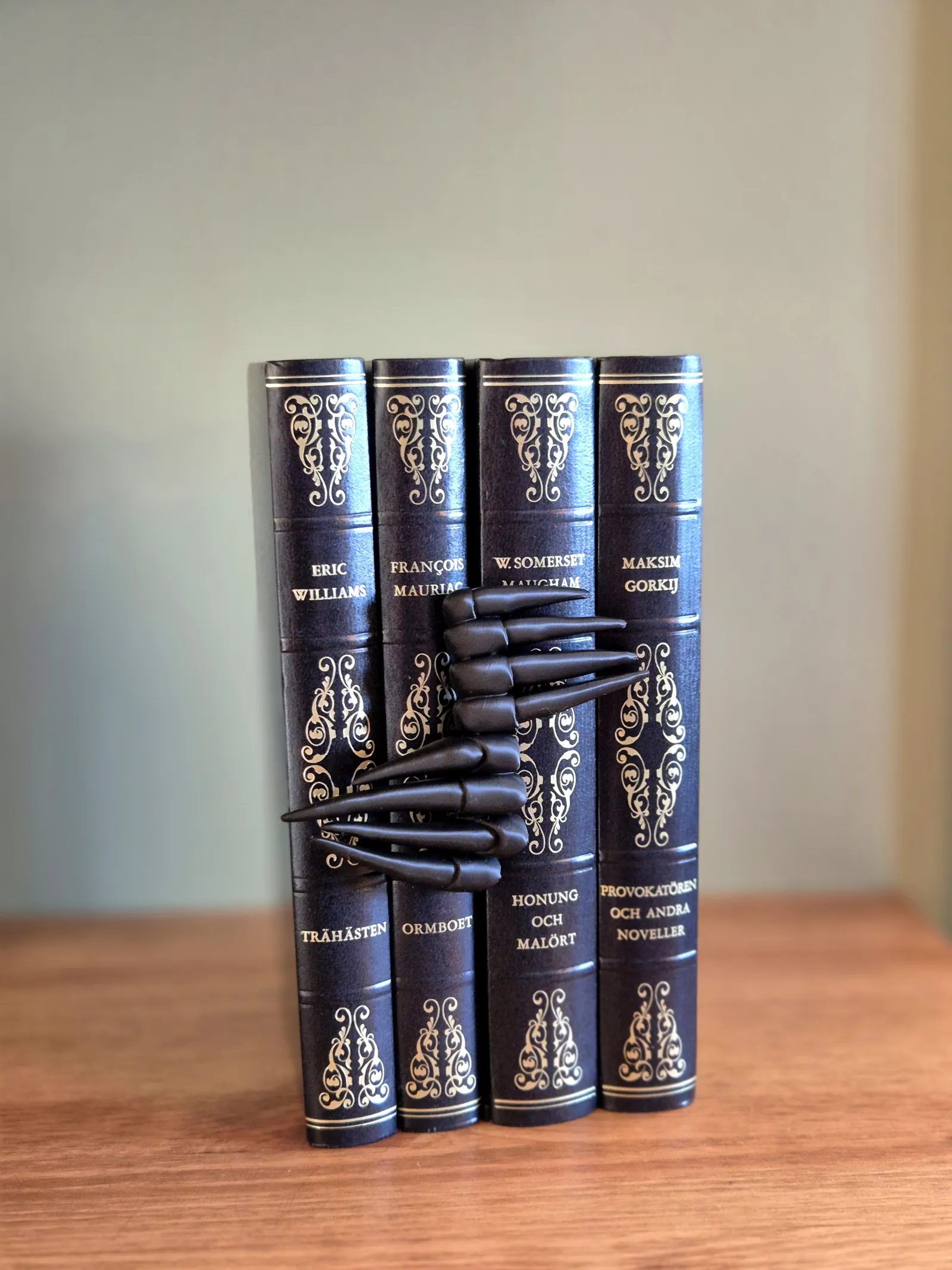 Claw Spine Hugger Bookshelf Insert Decor