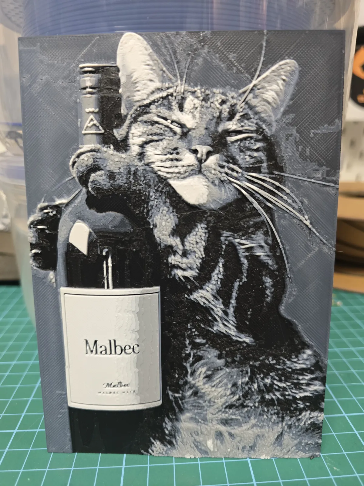 Katze mit Weinflasche - Hueforge
