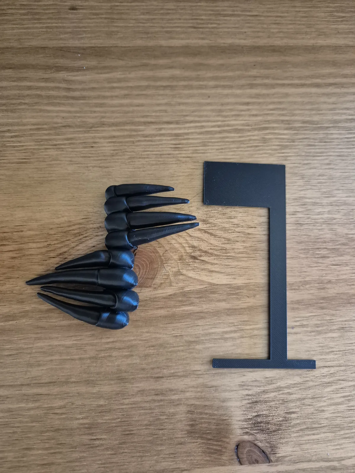 Claw Spine Hugger Bookshelf Insert Decor