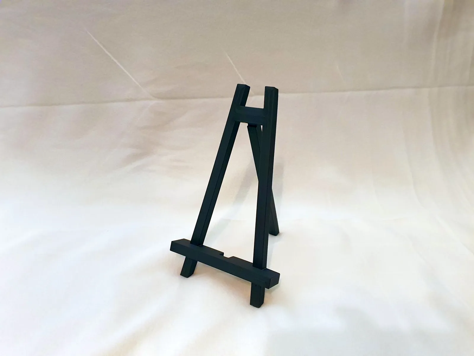 Easel for tablets, photos or HueForge