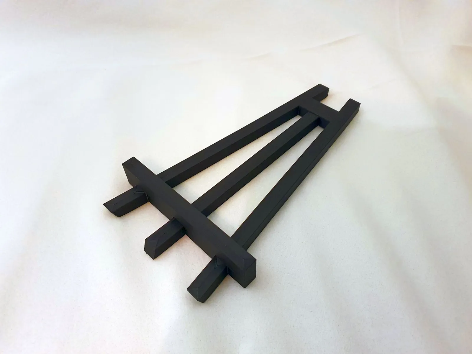 Easel for tablets, photos or HueForge